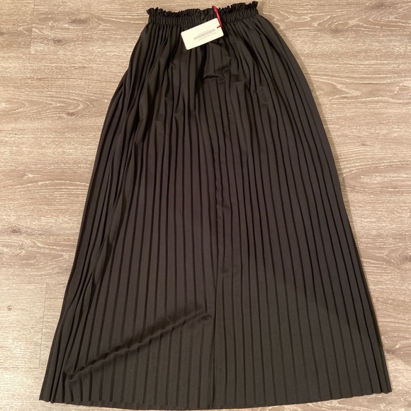 Pleated black skirt - Picture 1 of 2